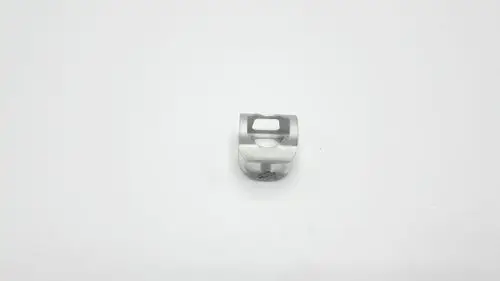 Edelstahl-Clip von Remeha, halbrunde Form mit Aussparungen. Eignet sich zur Befestigung oder für Verbindungselemente in technischen Anwendungen.